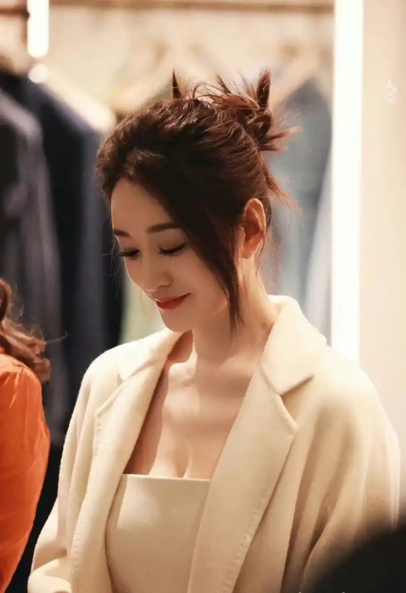 李小冉的皮肤真的白到发光,整个人都充满了少女感