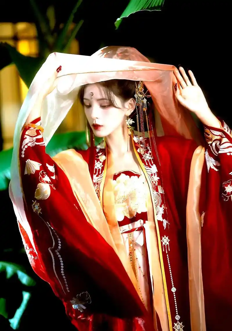 国风大典上一袭红衣配金色牡丹美出天际,张予曦惊艳了所有人!