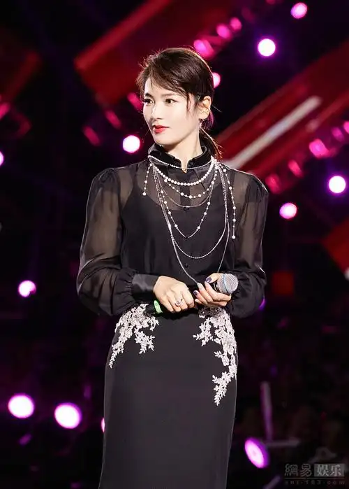 42岁刘涛穿黑色透视衬衫搭配长裙美腿迷人