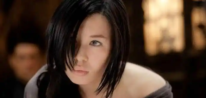 她大学开始和导演在一起,十二年后被不忠诚分手,现在42岁身价过亿