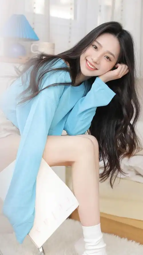 本期美女写真为大家分享一组风格为"居家休闲随拍"的清纯女生艺术美照