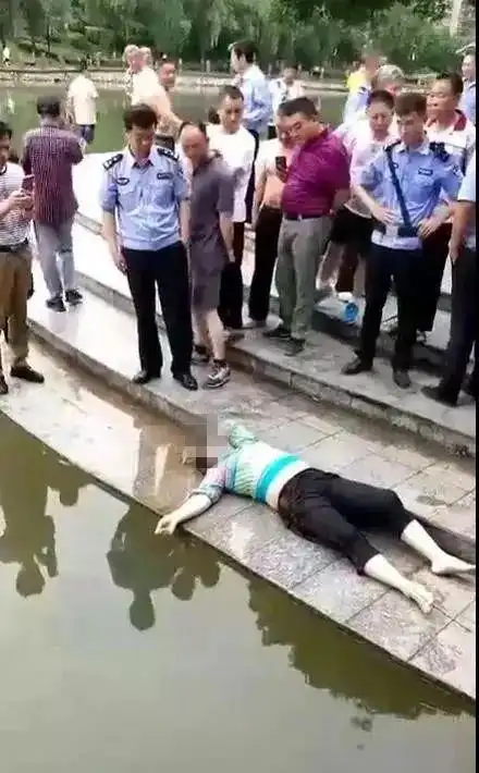 溺亡现场围拢了很多人,警察也赶到了现场.