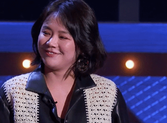 马思纯胖得都要认不出了…… 乍一看,还以为隔壁李雪琴代出席了呢.