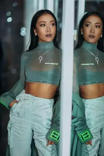 吉克隽逸黑得发亮露腰装却穿的这么高级原来身材这么有料