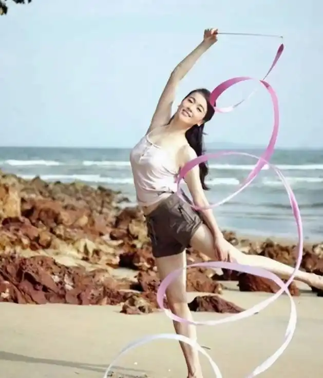 当左小青泳装下水那一刻,网友:真心动了!