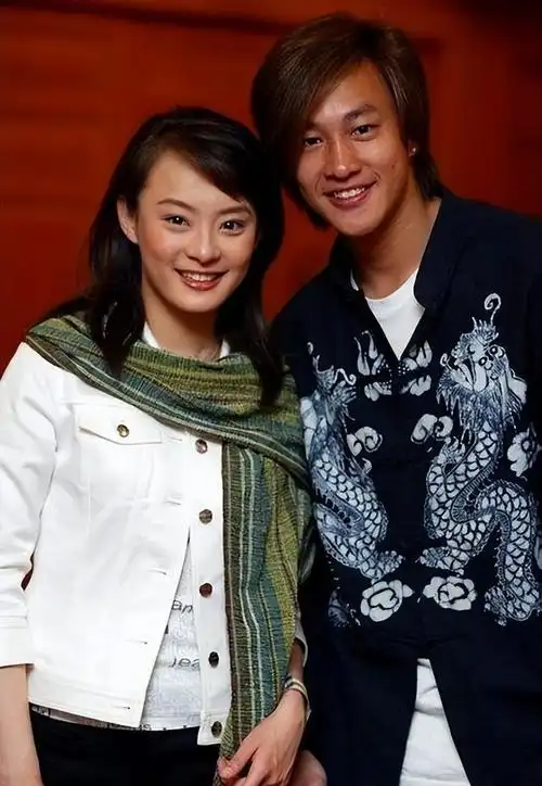 何润东:三次表白孙俪被拒,41岁娶柜姐为妻,恩爱多年无子也幸福