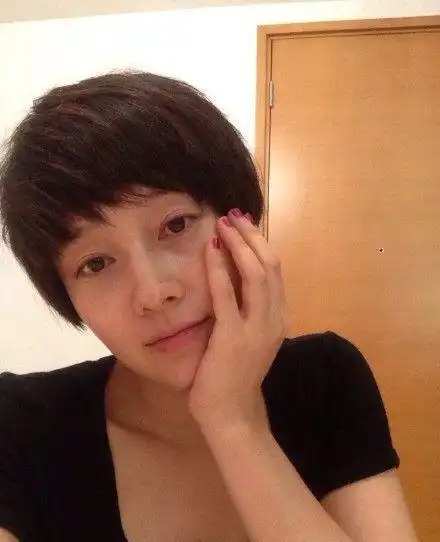 马伊琍怀二胎素颜出镜 晒与女儿涂指甲照