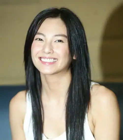 22岁的张雨绮在周星驰电影《长江七号》中扮演女教师的剧照.