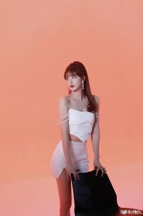 孔雪儿靓丽写真大秀白皙香肩!冰肌玉骨太性感迷人