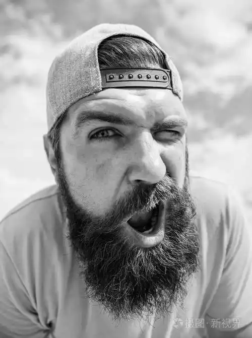 晴天留胡子的男人.皮肤护理和晒黑.留着胡须的时髦的小胡子.