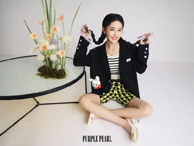 蒋依依花艺清新感大片#诠释别样清爽,身穿staccato高跟鞋搭配简约条纹