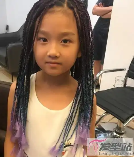 小女孩脏辫发型这款脏辫发型很有特色,很适合小女孩,乍看就很吸睛,露