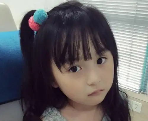 小女孩齐刘海侧扎公主头发型