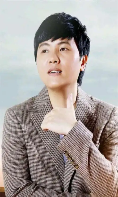 尽管经历了春晚的风波,郑源依然坚持在音乐的道路上辛勤耕耘.