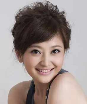 从小学开始,谢颖颖就一直是学校文艺晚会主持人.