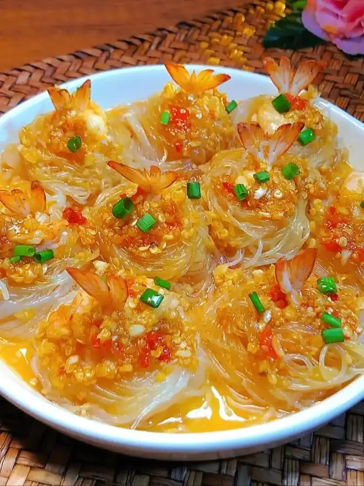 厨房小白秒变大厨的家常菜|蒜蓉粉丝蒸虾.