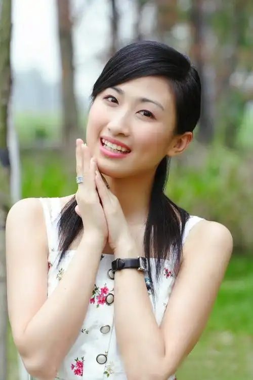 清新户外阳光下一个笑容满面的开心女子