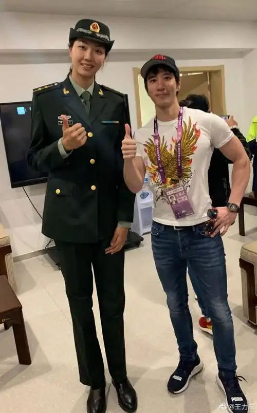 王力宏微博长江日报-长江网记者发现,在其他合影中,身高1米8的王力宏