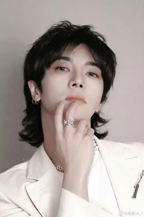 喜欢华晨宇的感觉真让人着迷,摸不透看不清,原来是我忘记戴眼镜了(戴