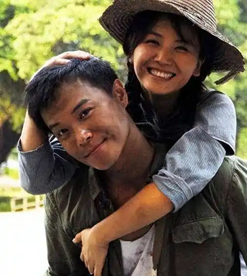 那时的二人年轻充满着活力,陈思诚很快就被美丽大方的曹曦文吸引.