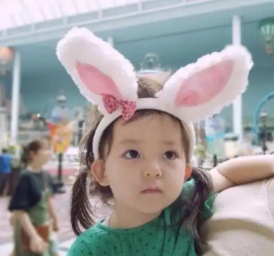 华晨宇女儿正脸照被曝光看完照片网友看这对比照是亲生的