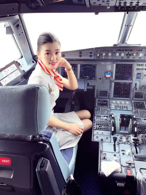 王珅,2011级空中乘务专业学生,现为首都航空两舱乘务员,月薪18000元