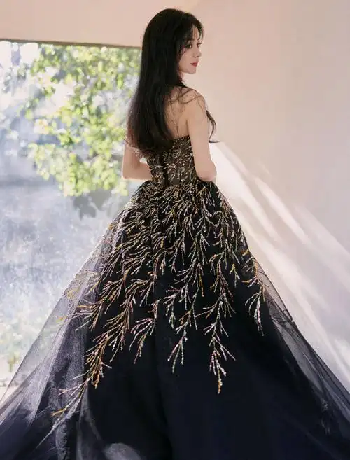 赵丽颖黑色五彩钻石纱裙赵丽颖星光大赏红毯造型一袭镶钻剌秀五彩黑纱