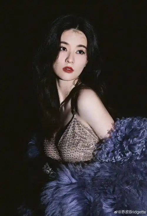 乔欣最新美照分享,香槟色亮片礼裙搭配浓郁紫羊卷毛外套妩媚极了_活动