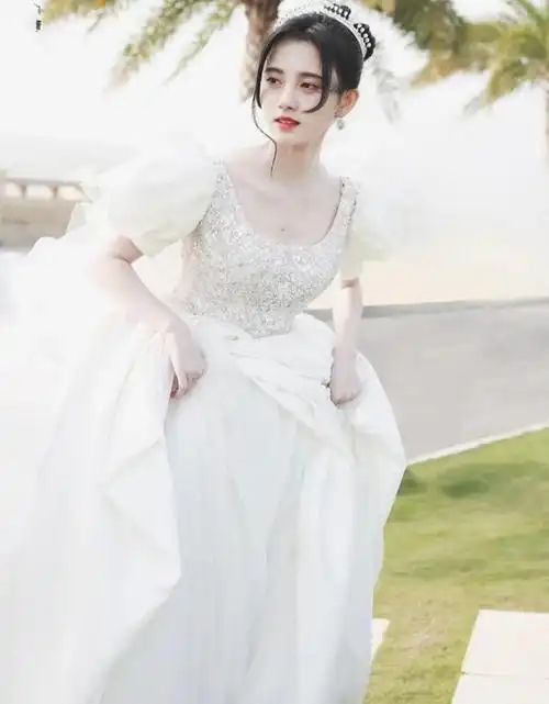 鞠婧祎穿婚纱好美!惯用"凌乱发型"凹造型,却意外暴露真实身高