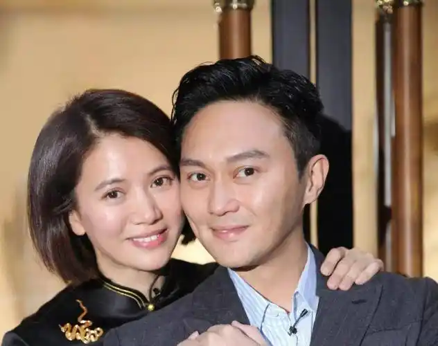 张智霖袁咏仪太恩爱,两人穿情侣装吃火锅,袁咏仪颜值真优秀_魔童_生活