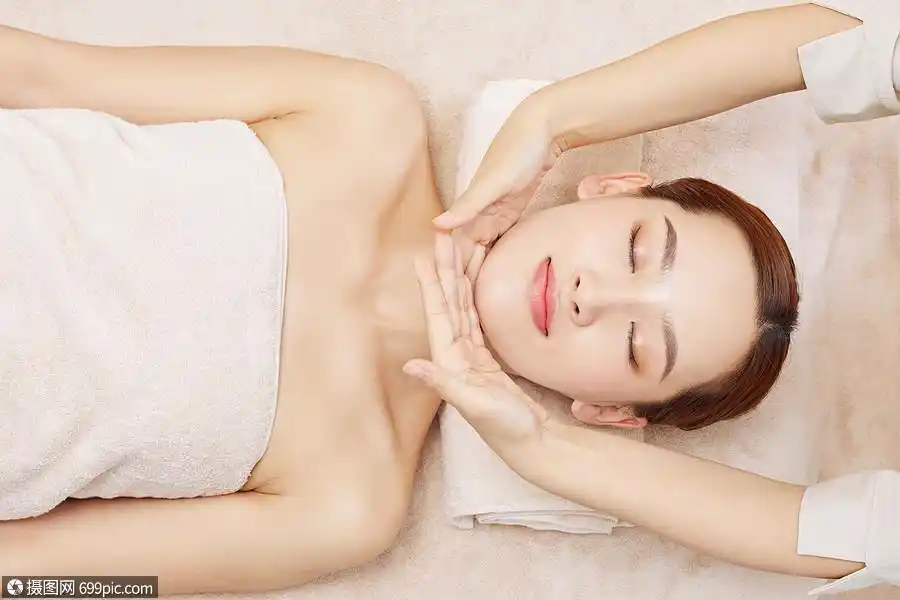 女性spa脸部按摩