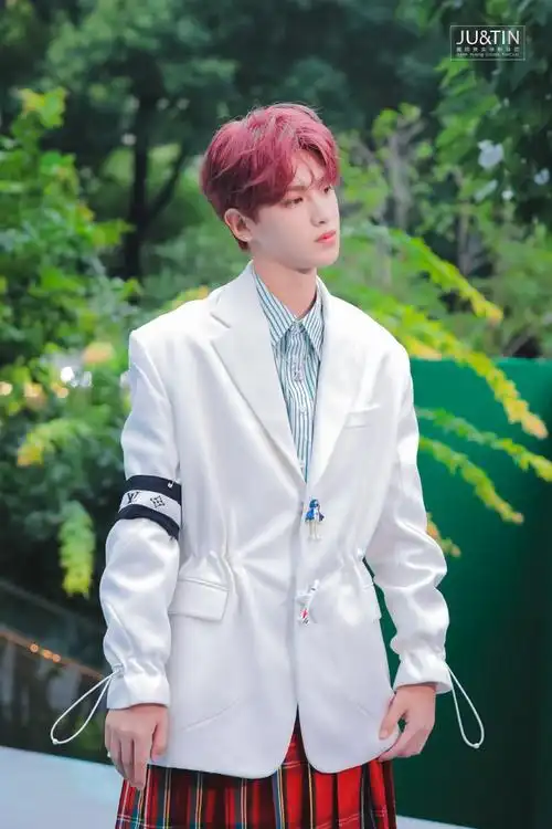 黄明昊超话#黄明昊苏格兰格纹红裙#20210708 lv活动是酷不到三秒的