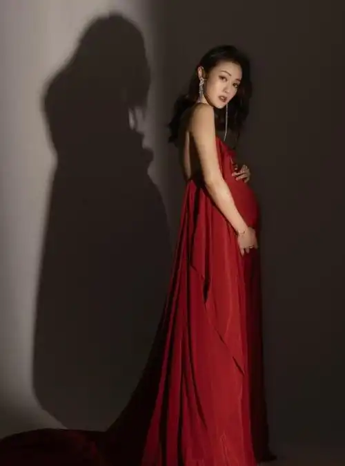 香港女星怀胎9月晒火辣孕妇照,中门大开烈焰红唇分外迷人!