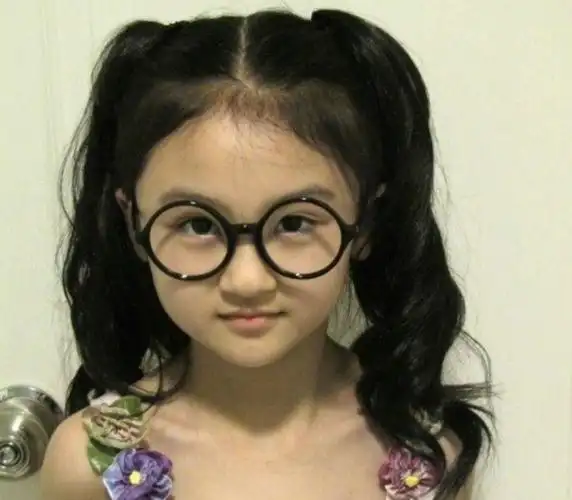 她6岁被成龙抱着上春晚,却因长相遭骂退圈出国,如今她长成这样