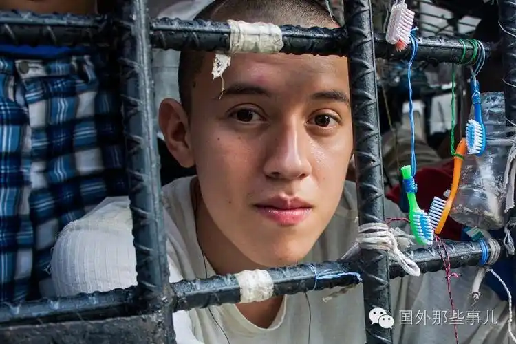 这里犯人统治监狱,狱警不敢进入,囚犯将里面打造