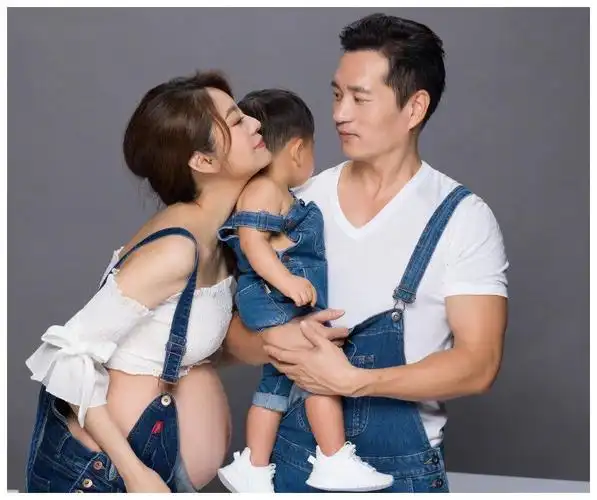 40岁安以轩晒二胎孕肚照依旧娇俏似少女透露将封肚