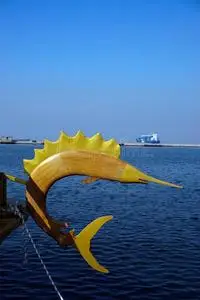 木制剑金色的有色的木制的剑鱼向指已提到的人小船弓照片