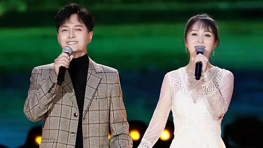 28岁因《星光大道》成名,云飞郭津彤牵手演绎《好想好想》羡煞旁人