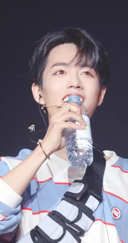 肖战顾魏#帅哥喝水01