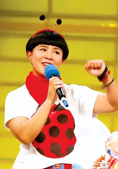 金龟子姐姐刘纯燕,年过半百,跟20多岁的女婿像同龄人