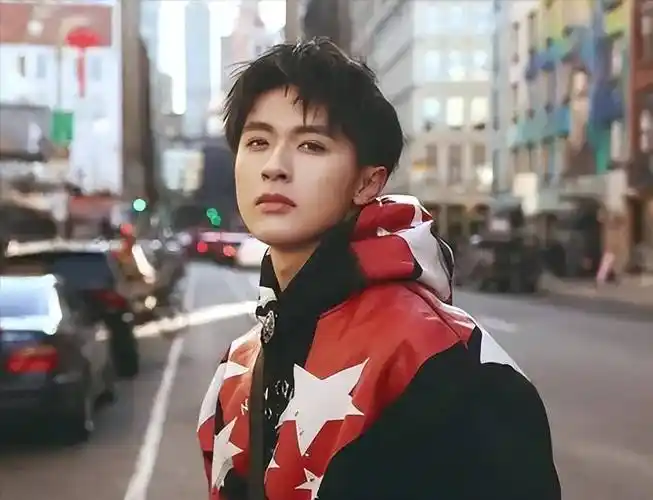 除此之外,张逸杰还有很强的模仿表演天赋.