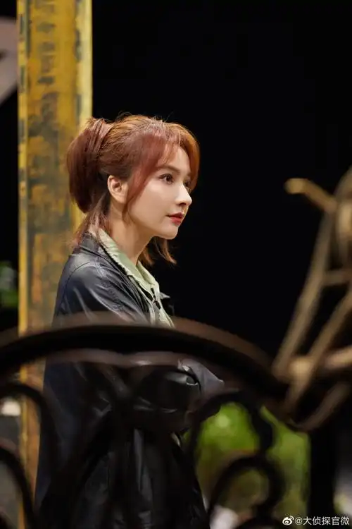 大侦探#【《#极昼边缘#》高清剧照】之昕摄影@吴昕:  用一个照相机