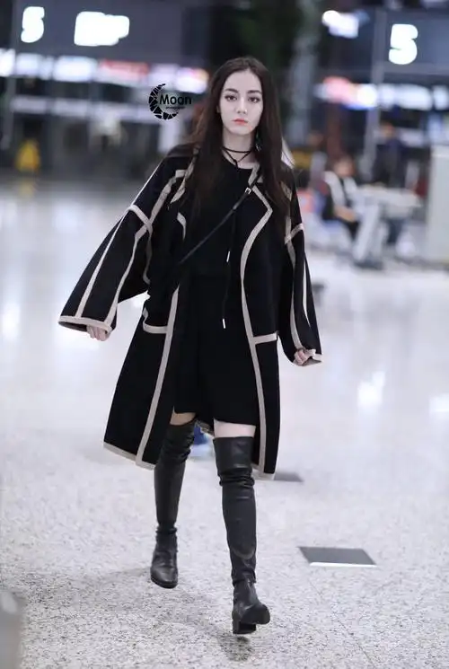 迪丽热巴   迪丽热巴脚蹬过膝长靴,不仅展现出立体的五官和完美的大