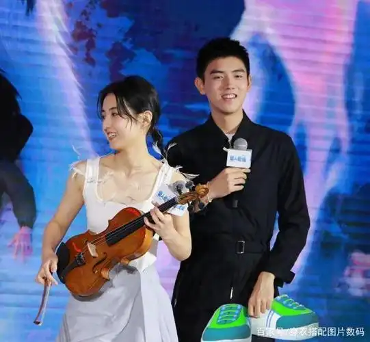 张子枫和陈飞宇同台,两人互动有点甜,网友表示很有夫妻相