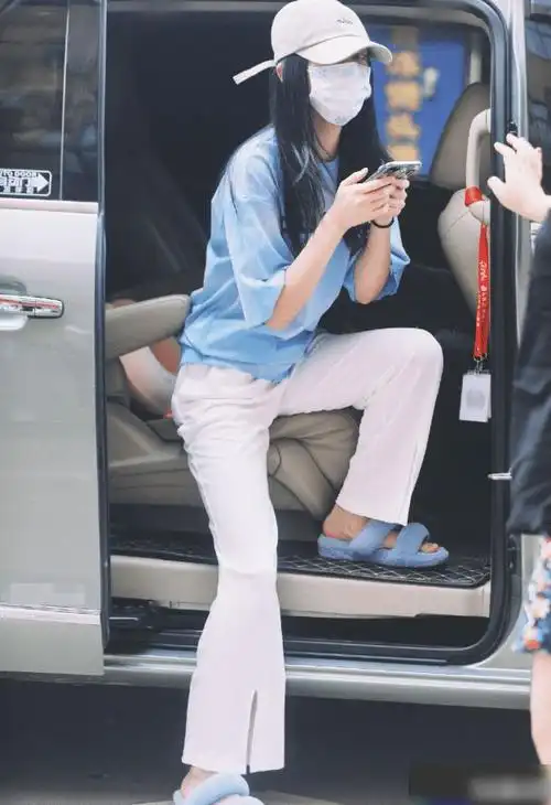 傅菁下车照火爆全网当她脚尖点地那刻这双腿太长了