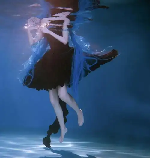 深海少女持续下沉