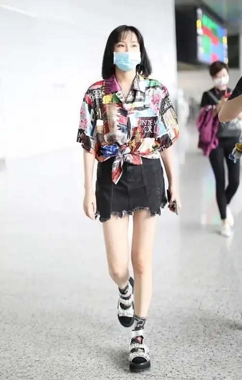 黄龄穿衣很有自己的味道,私下里看着还挺甜,娃娃领好可爱