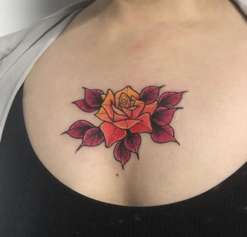 女生胸口纹身图片为你增添性感气息