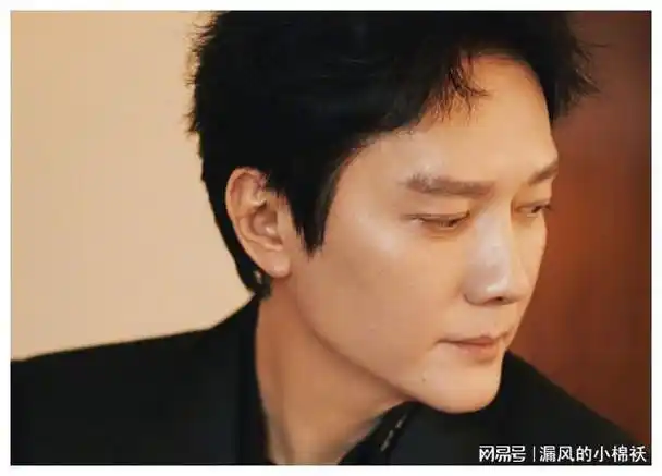 美女的车也是跟着冯绍峰走了.