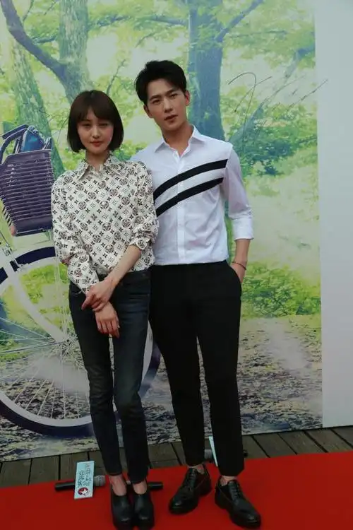 杨洋郑爽互喂蛋糕 自曝拍吻戏很尴尬